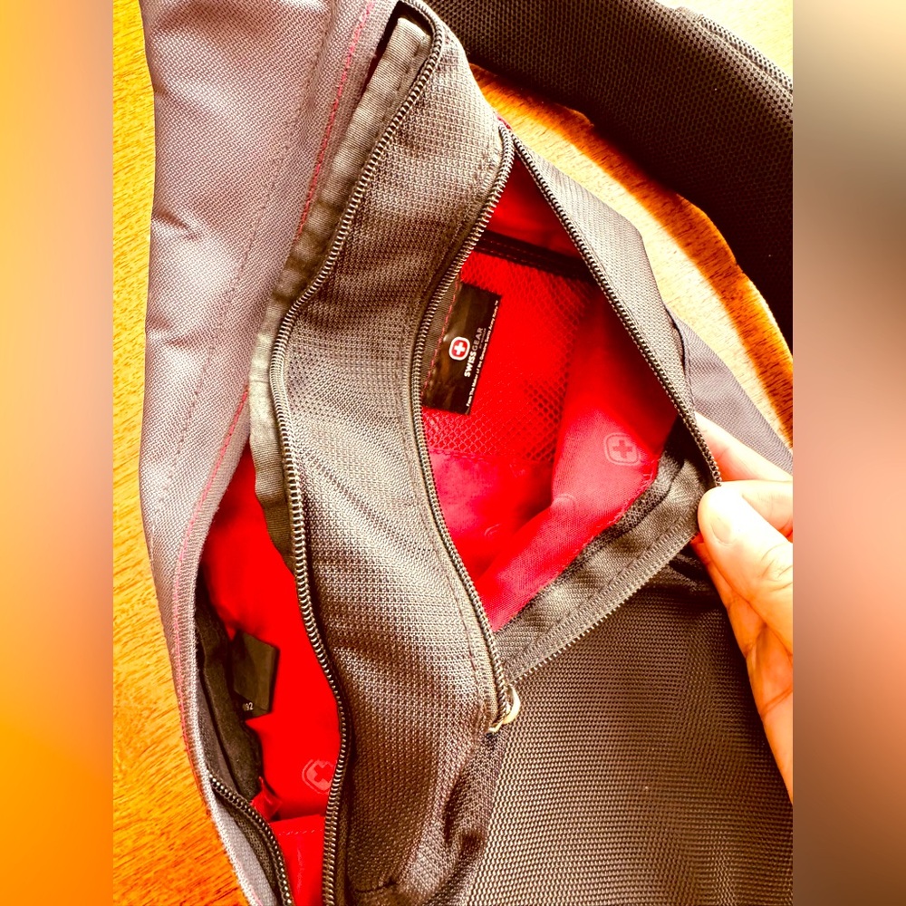 🚨VINTAGE SWISSGEAR TECH SLING BAG/ 10 liter/ black - Picture 5 of 8